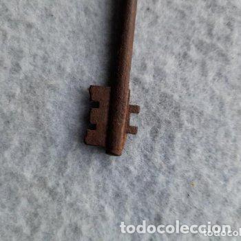 Antig&uuml;edades: Curiosa llave antigua de forja. - Foto 2