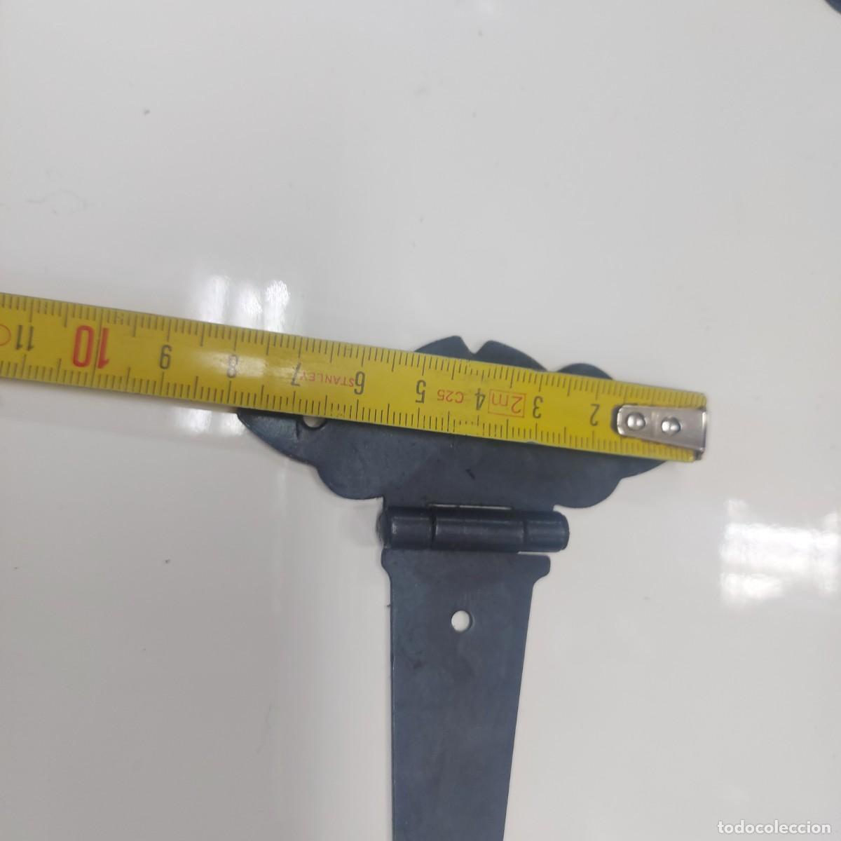 Antig&uuml;edades: BISAGRAS NEGRAS DE FORJA CON TORNILLOS - Foto 3
