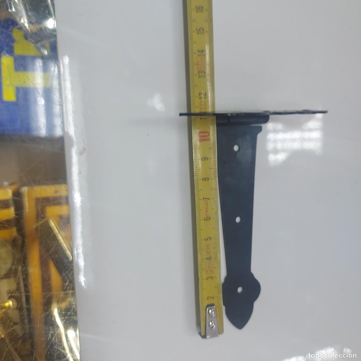Antig&uuml;edades: BISAGRAS NEGRAS DE FORJA CON TORNILLOS - Foto 4