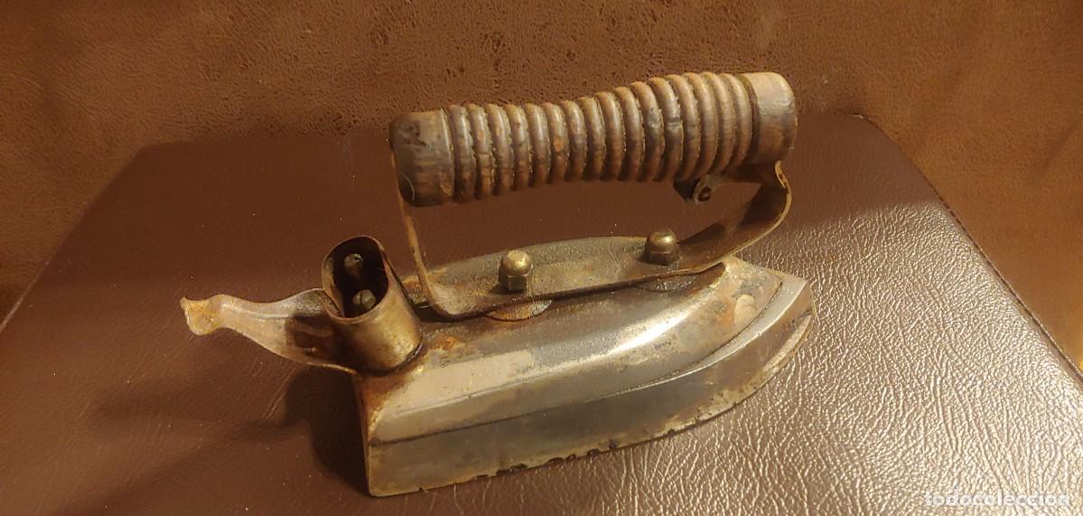 Antig&uuml;edades: ANTIGUA PLANCHA DE HIERRO,PARA ENCHUFE. - Foto 2