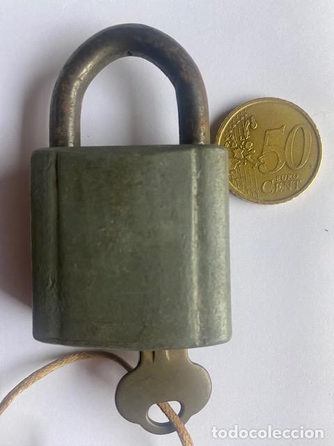Antig&uuml;edades: Candado americano con una llave - Foto 2