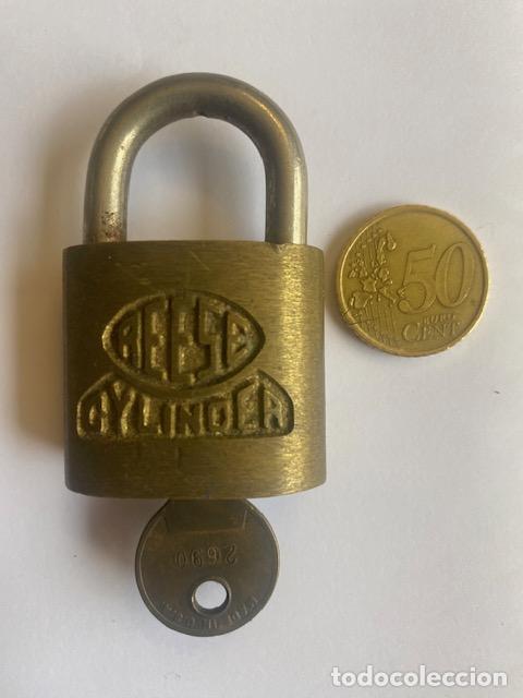 Antig&uuml;edades: Candado americano con una llave - Foto 1