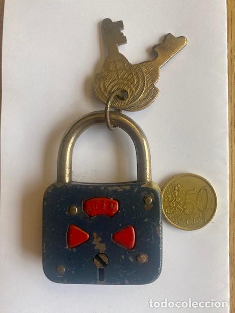 Antig&uuml;edades: Candado Ucem con dos llaves. Tono azul. - Foto 1