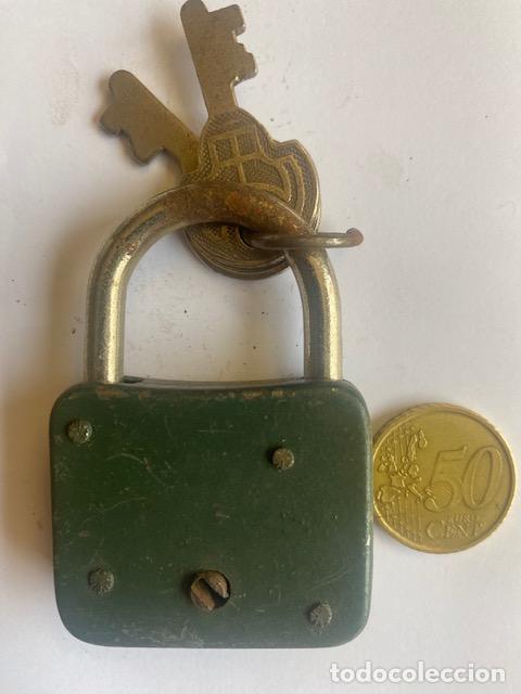 Antig&uuml;edades: Candado Ucem con dos llaves. Tono verde - Foto 2