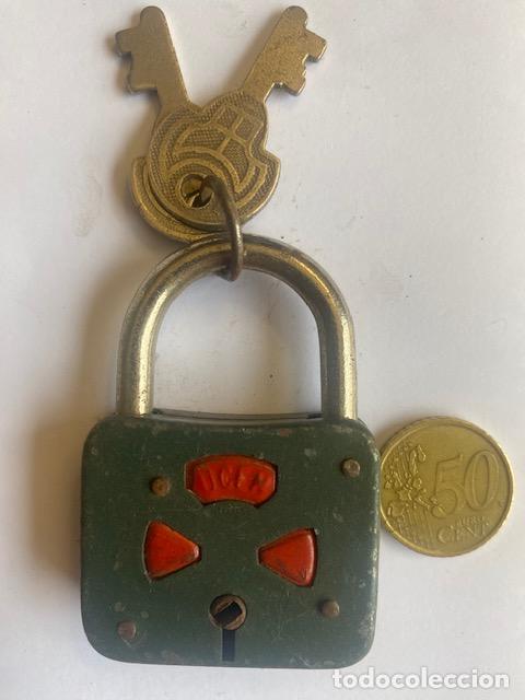 Antig&uuml;edades: Candado Ucem con dos llaves. Tono verde - Foto 1