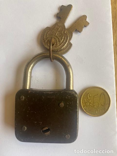 Antig&uuml;edades: Candado Ucem con dos llaves. Tono marron - Foto 2