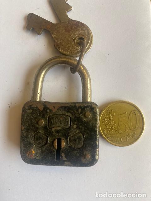 Antig&uuml;edades: Candado Ucem con dos llaves. Tono negro - Foto 1