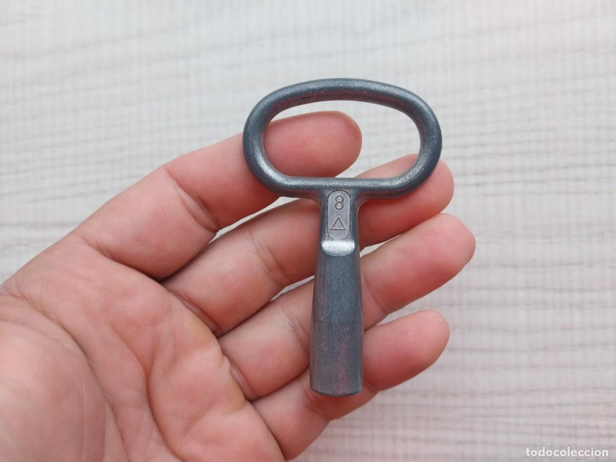 Antig&uuml;edades: LLAVE TRIANGULAR GRANDE METALICA DE 8 - Foto 1