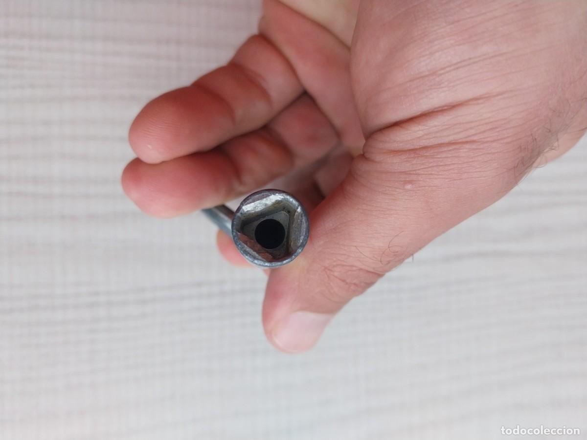 Antig&uuml;edades: LLAVE TRIANGULAR GRANDE METALICA DE 8 - Foto 2