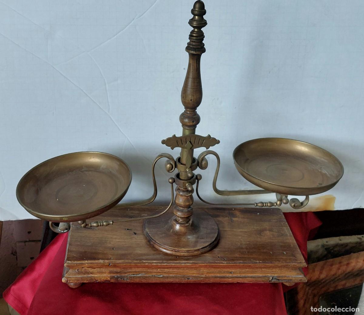 Antig&uuml;edades: Antigua balanza de madera y metal - Foto 1