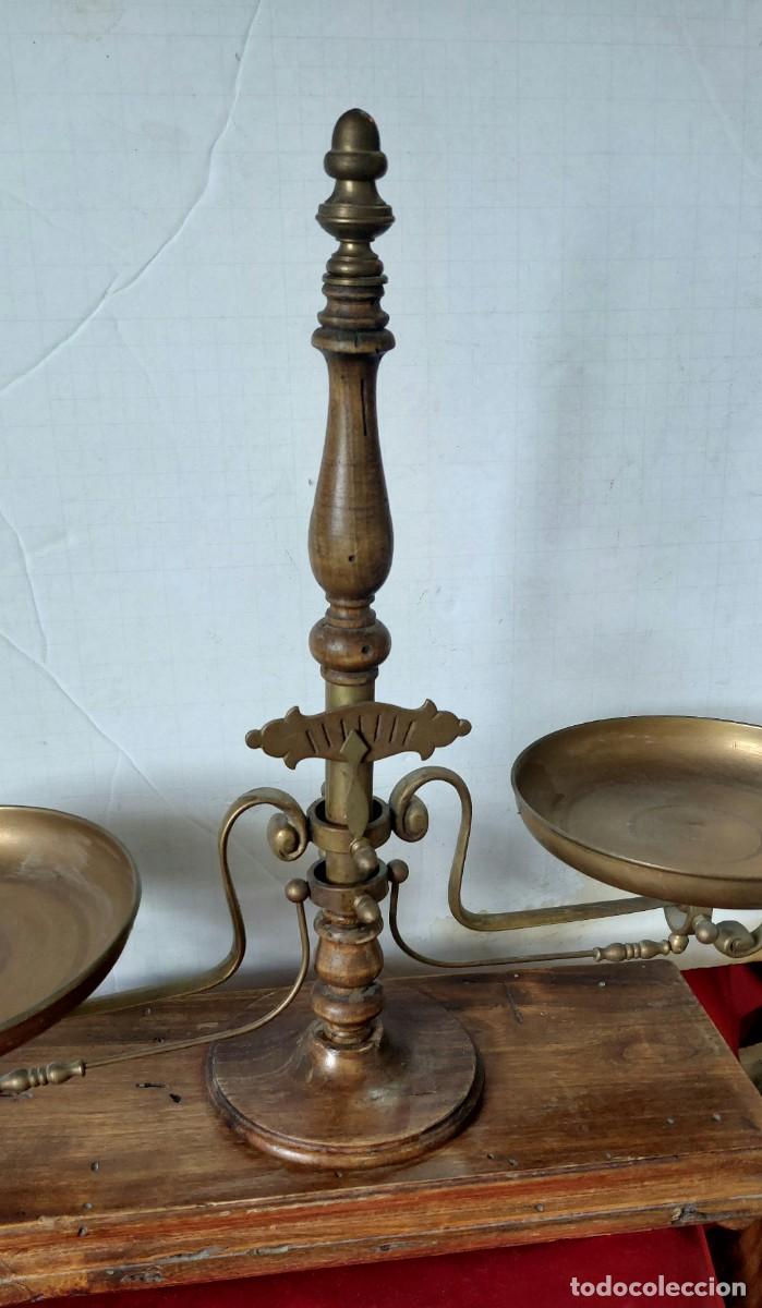Antig&uuml;edades: Antigua balanza de madera y metal - Foto 2