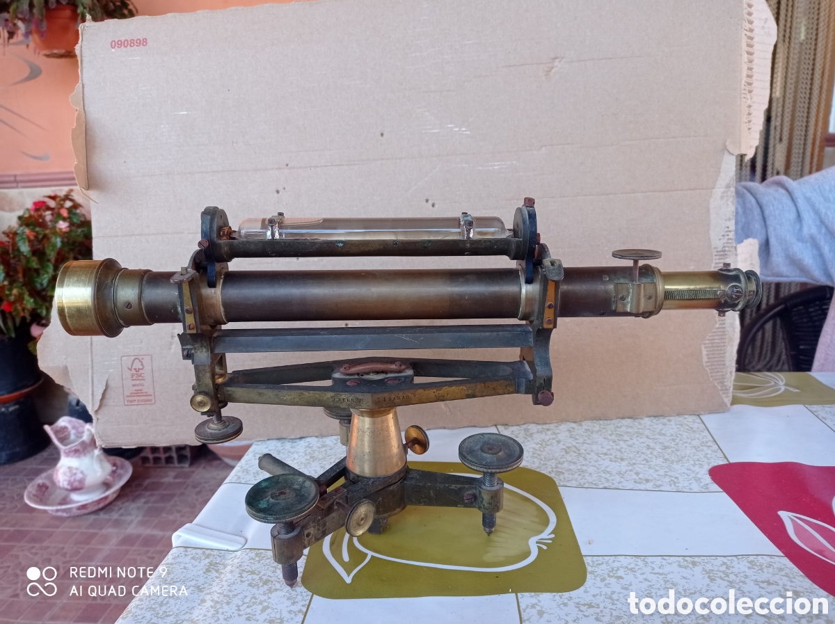 Antig&uuml;edades: Antiguo teodolito, en laton y bronce - Foto 1