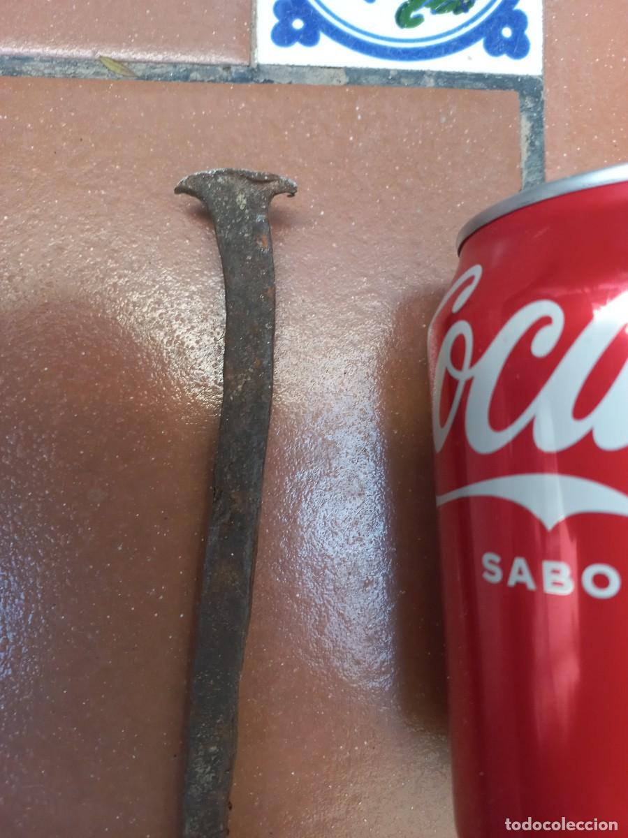 Antig&uuml;edades: antiguo clavo de forja - 24cm - Foto 3