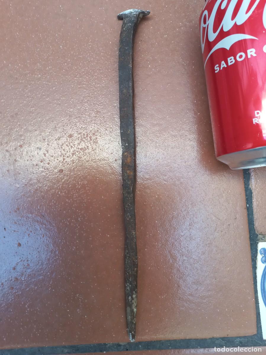 Antig&uuml;edades: antiguo clavo de forja - 24cm - Foto 5
