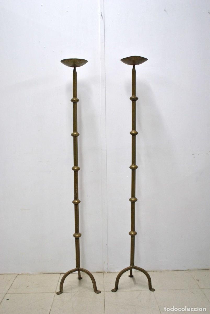 Antig&uuml;edades: PAREJA DE CANDELABROS DE FORJA - Foto 1