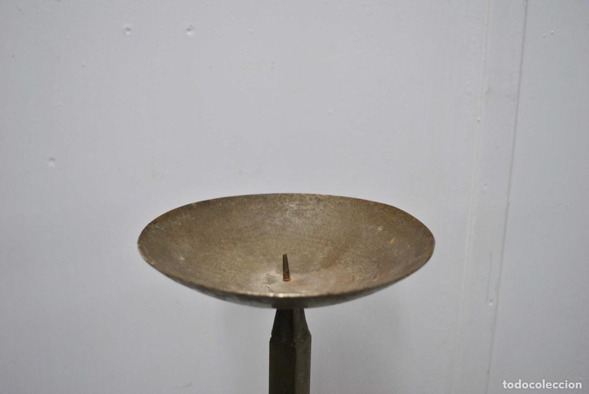 Antig&uuml;edades: PAREJA DE CANDELABROS DE FORJA - Foto 2