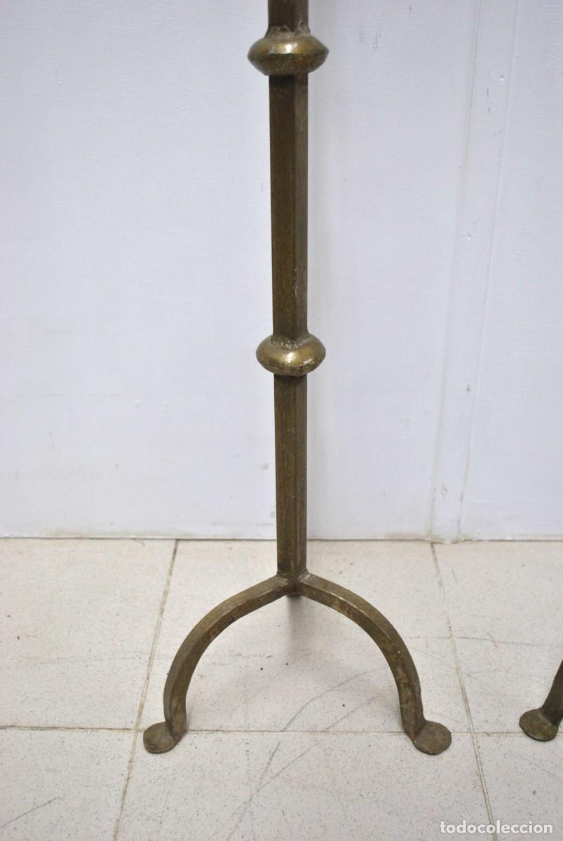 Antig&uuml;edades: PAREJA DE CANDELABROS DE FORJA - Foto 3
