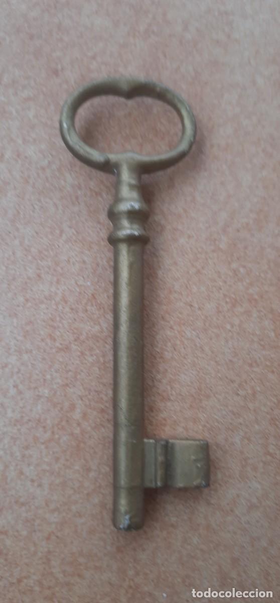 Antig&uuml;edades: Llave antigua dorada. - Foto 1