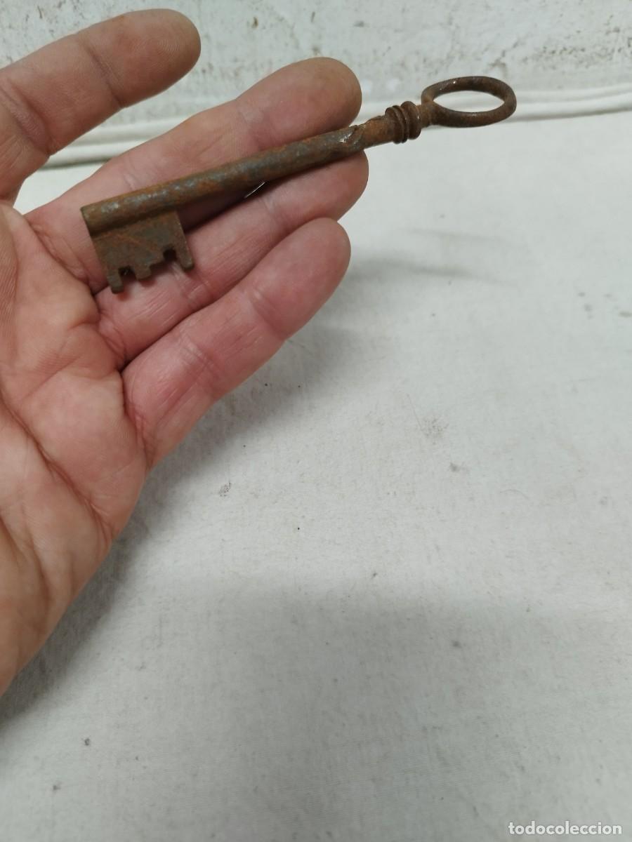 Antig&uuml;edades: Antigua llave de forja. - Foto 1