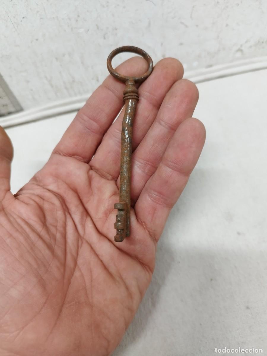 Antig&uuml;edades: Antigua llave de forja. - Foto 2