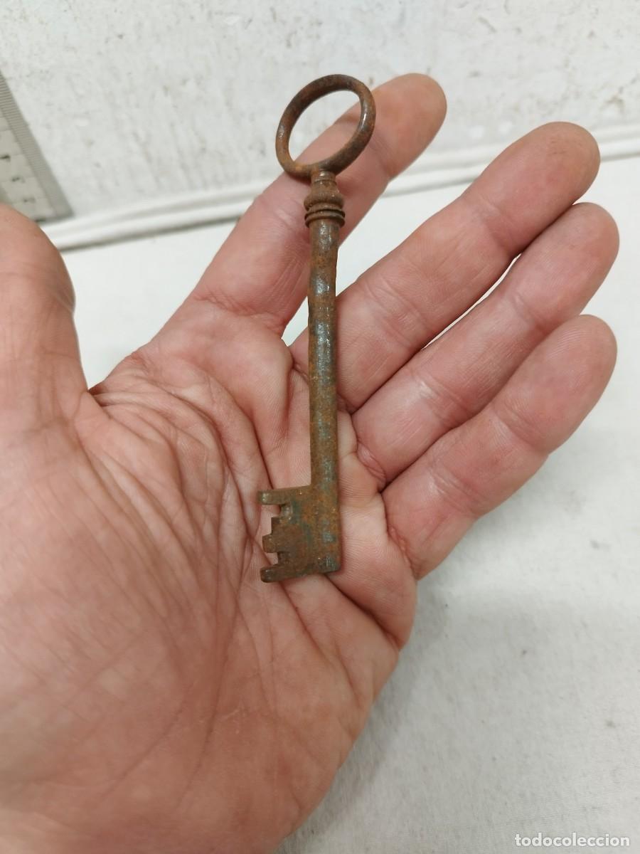 Antig&uuml;edades: Antigua llave de forja. - Foto 3
