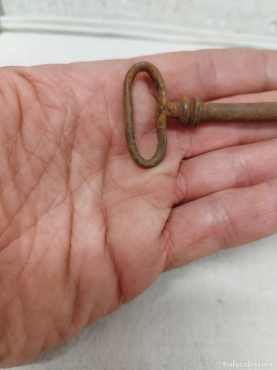 Antig&uuml;edades: Antigua llave de forja. - Foto 2