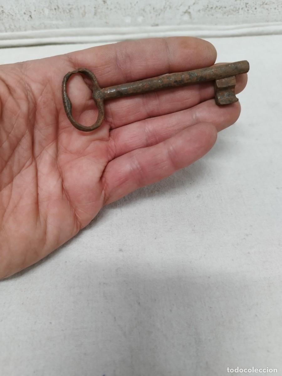 Antig&uuml;edades: Antigua llave de forja. - Foto 1