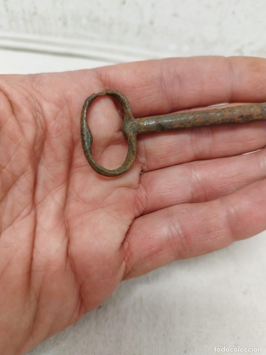 Antig&uuml;edades: Antigua llave de forja. - Foto 2