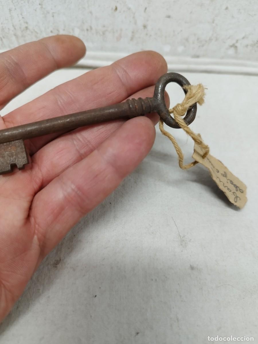 Antig&uuml;edades: Antigua llave de forja. - Foto 3