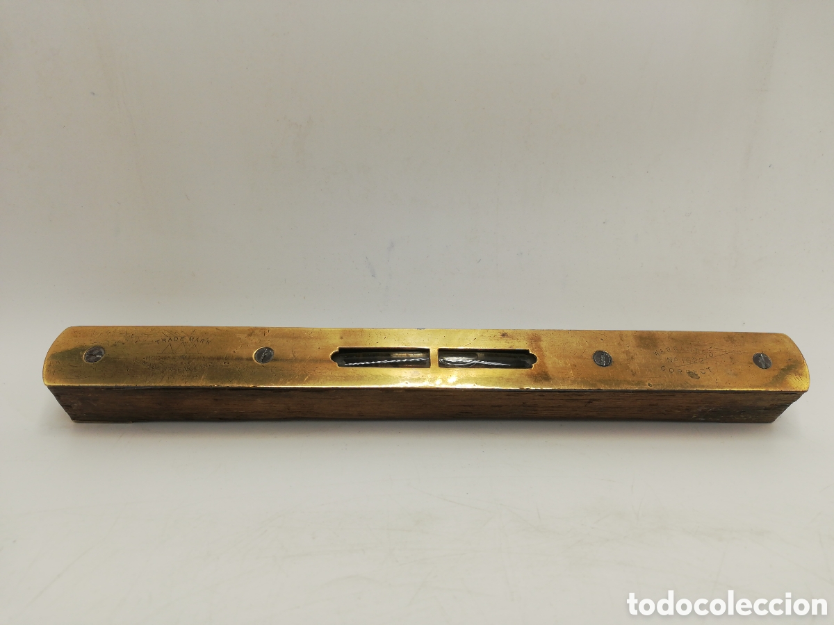 Antig&uuml;edades: Nivel Ingl&eacute;s de madera y lat&oacute;n. - Foto 1