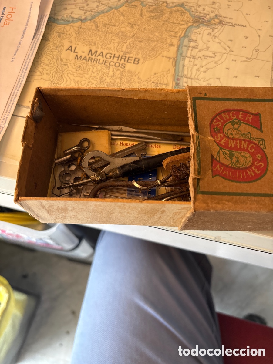 Antig&uuml;edades: Antigua caja de accesorios Singer - Foto 3