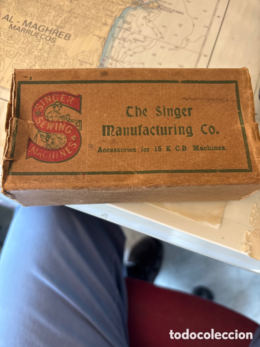 Antig&uuml;edades: Antigua caja de accesorios Singer - Foto 1