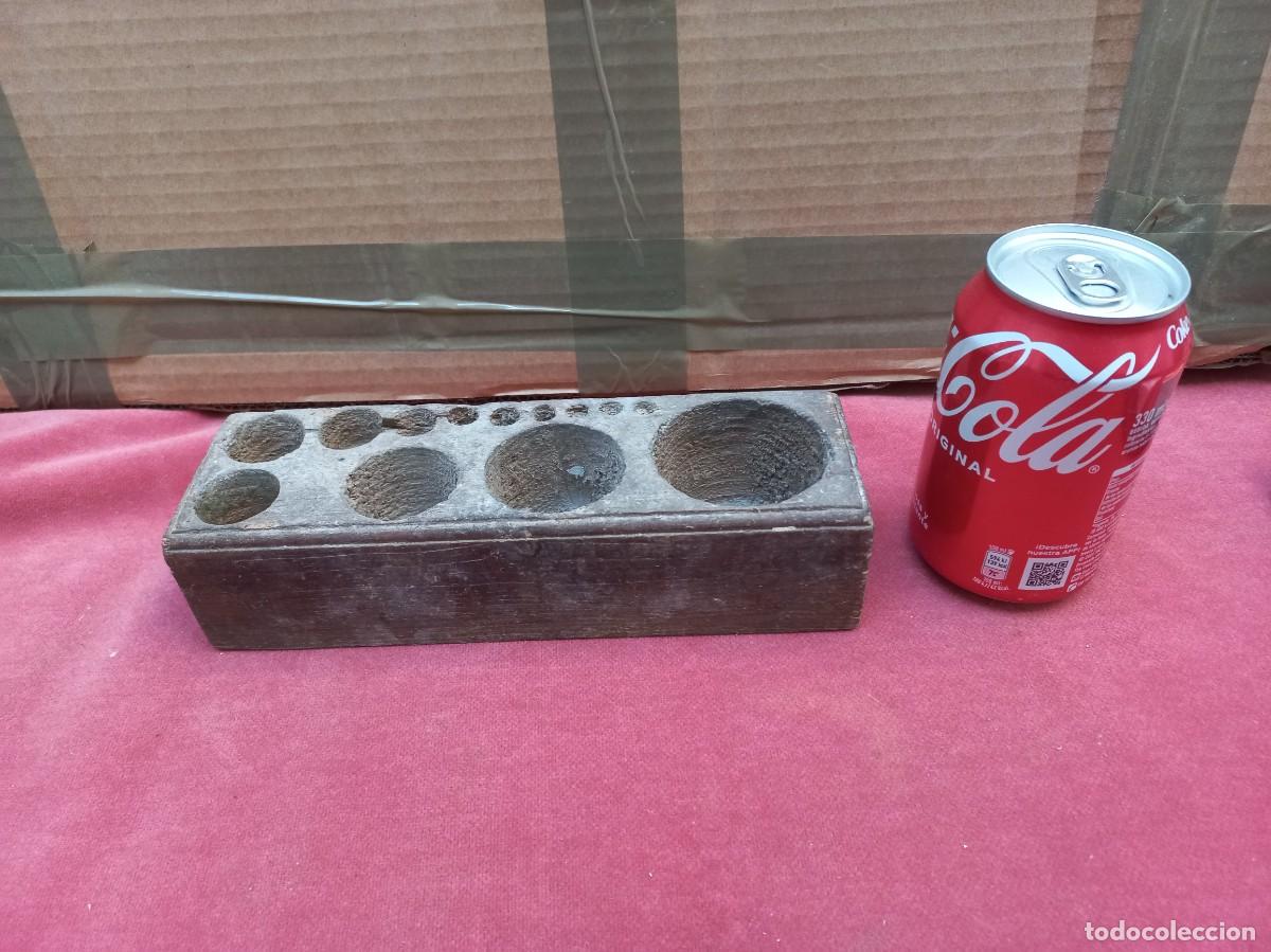 Antig&uuml;edades: antiguo taco de madera para pesas - Foto 1
