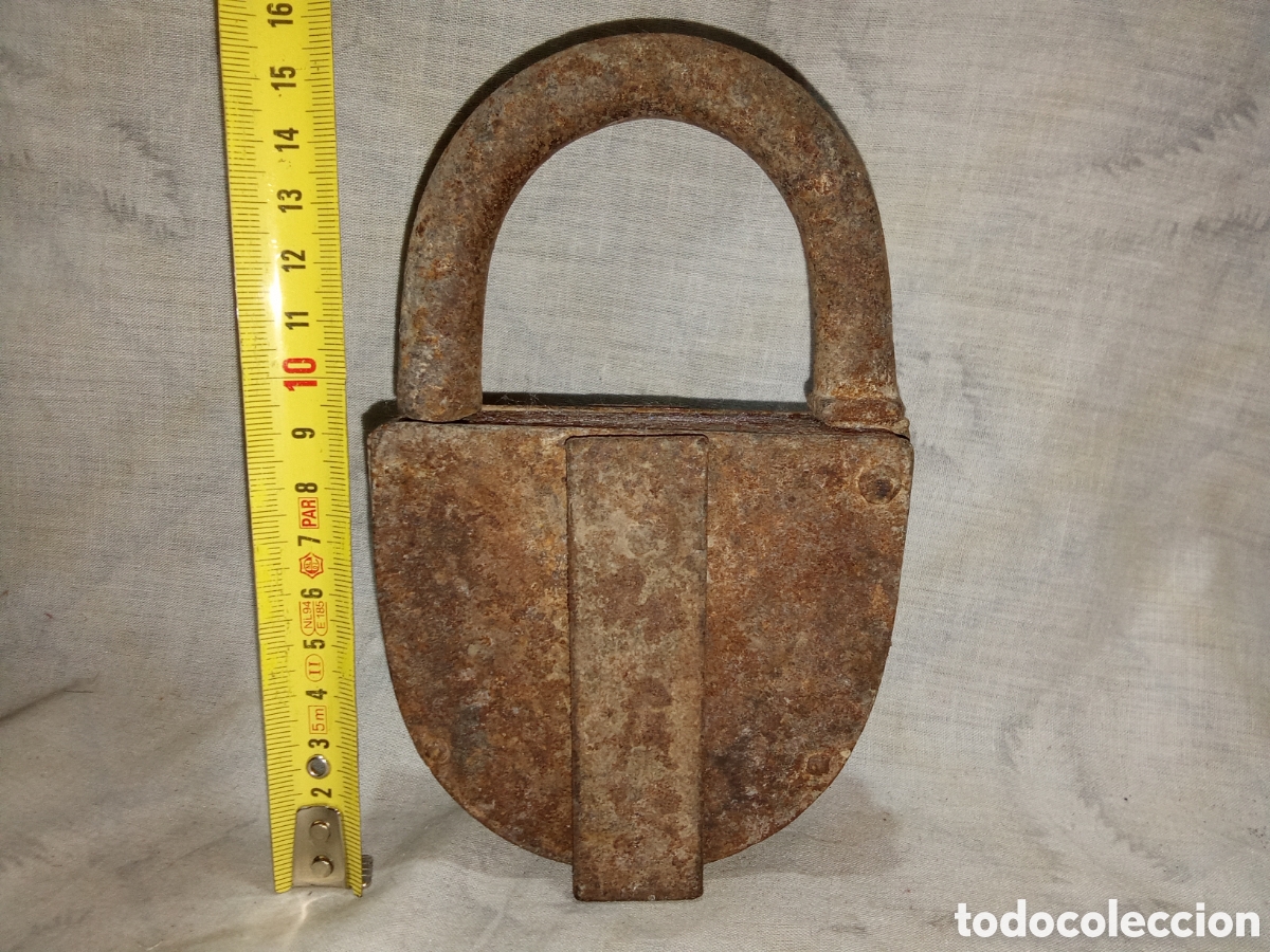 Antig&uuml;edades: ANTIGUO GRAN CANDADO DE HIERRO CON OXIDO - Foto 2