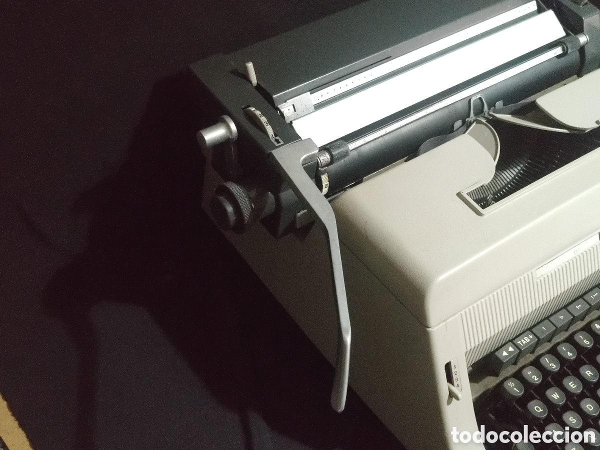 Antig&uuml;edades: Maquina de escribir, marca Olivetti Linea 90. - Foto 2