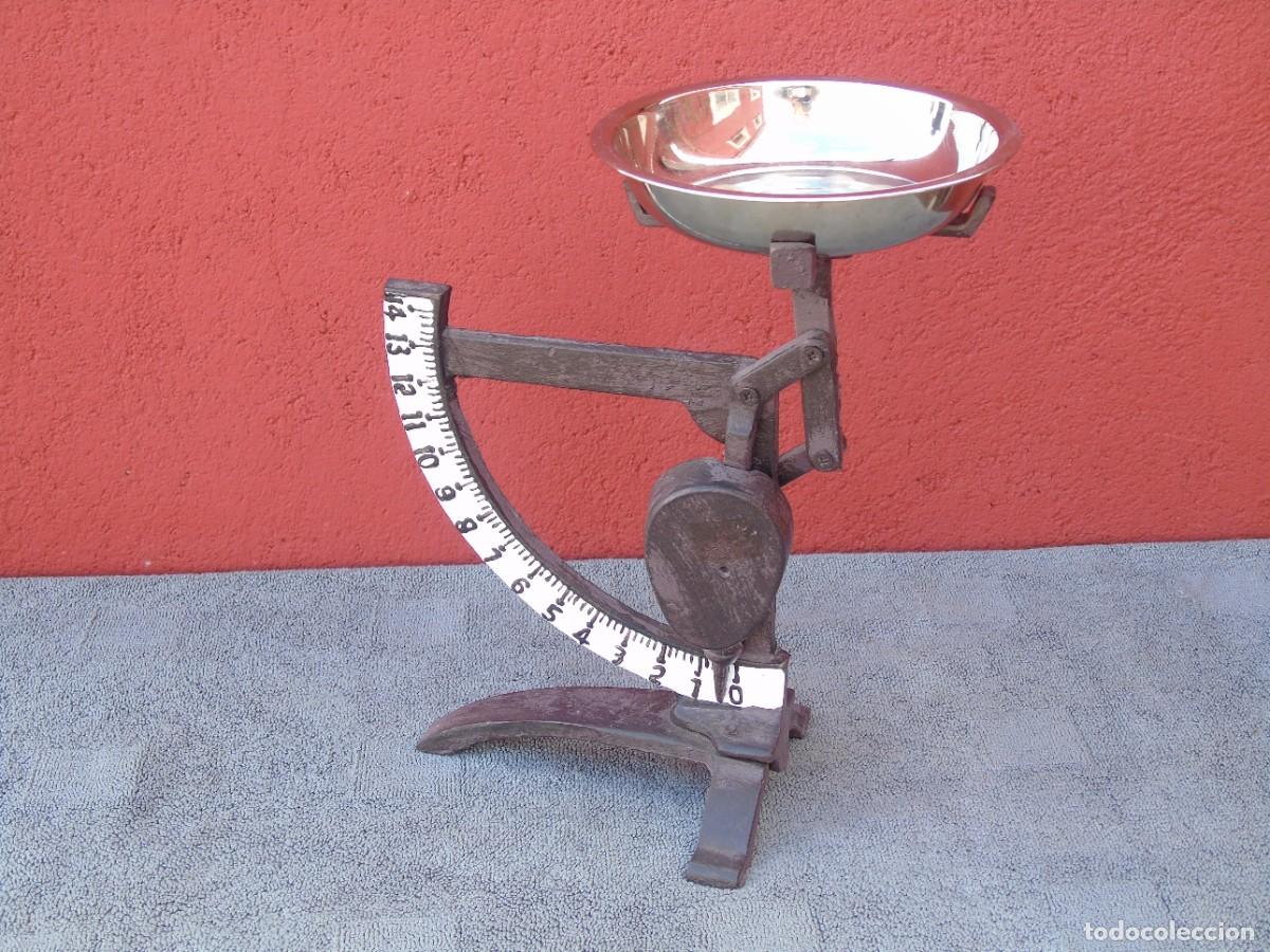 Antig&uuml;edades: BASCULA DE HIERRO. PLATILLO DE ALUMINIO. - Foto 1