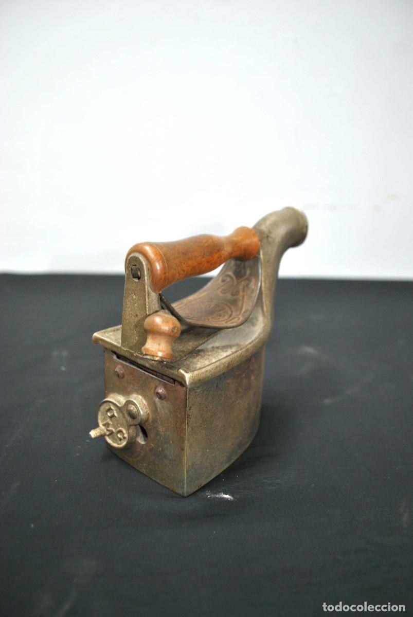 Antig&uuml;edades: PLANCHA ANTIGUA MANGO DE MADERA - Foto 2