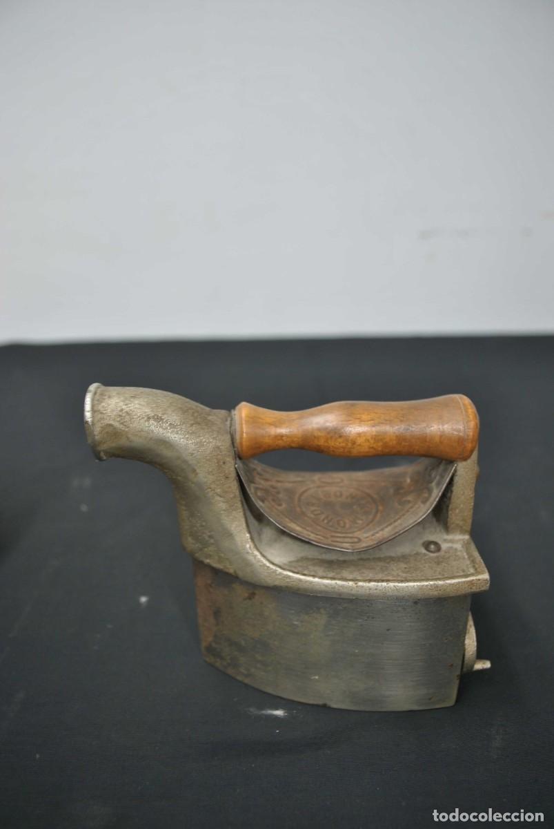 Antig&uuml;edades: PLANCHA ANTIGUA MANGO DE MADERA - Foto 3
