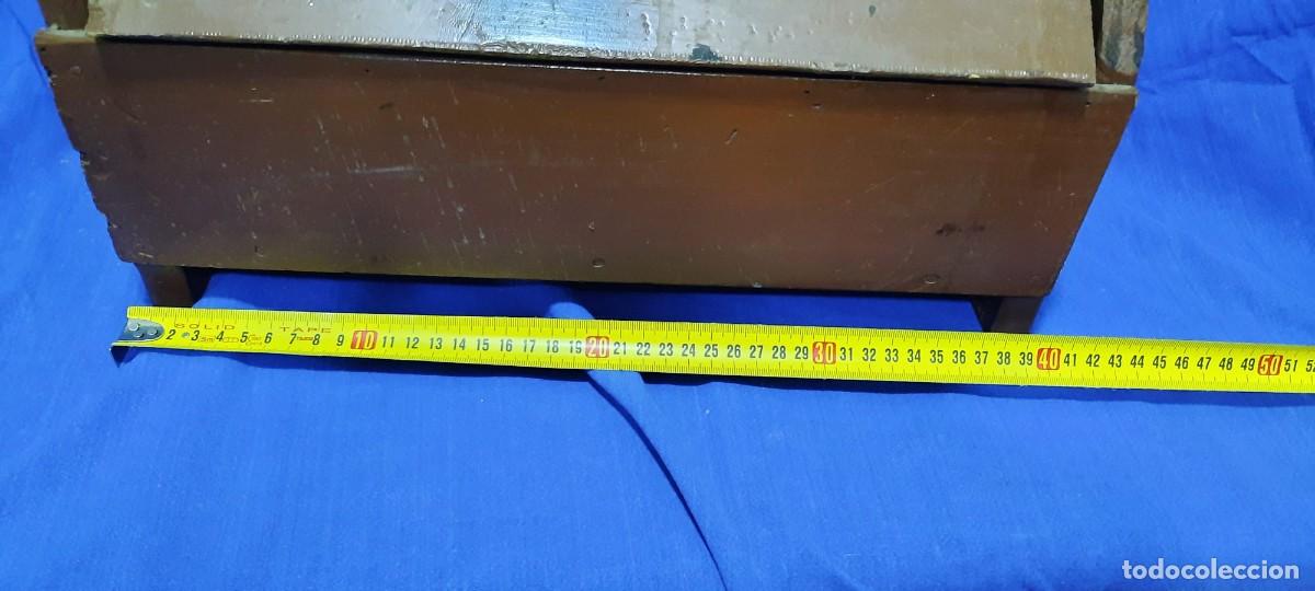 Antig&uuml;edades: CAJA DE MADERA DE LIMPIABOTAS CON 4 CEPILLOS DE &Eacute;POCA - Foto 2