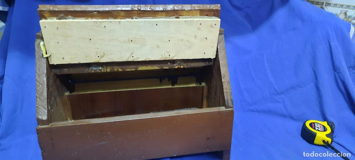 Antig&uuml;edades: CAJA DE MADERA DE LIMPIABOTAS CON 4 CEPILLOS DE &Eacute;POCA - Foto 3