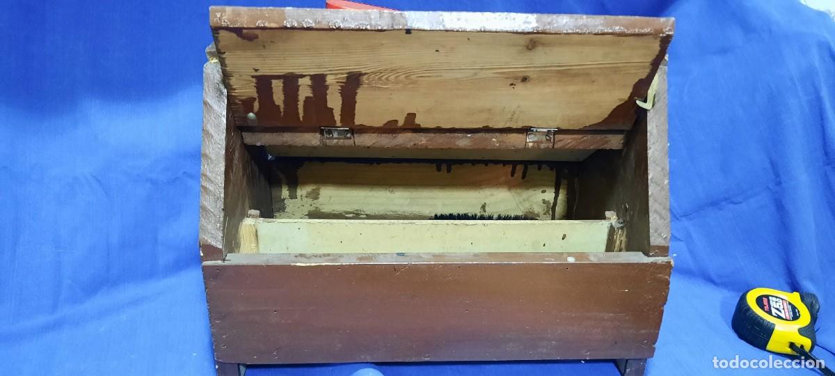 Antig&uuml;edades: CAJA DE MADERA DE LIMPIABOTAS CON 4 CEPILLOS DE &Eacute;POCA - Foto 4