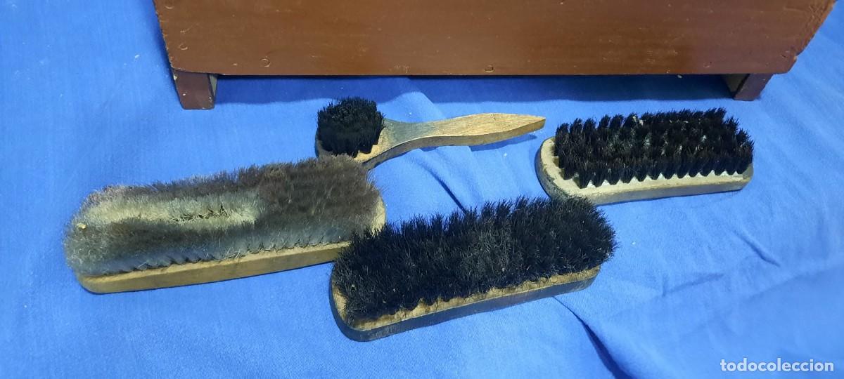 Antig&uuml;edades: CAJA DE MADERA DE LIMPIABOTAS CON 4 CEPILLOS DE &Eacute;POCA - Foto 5