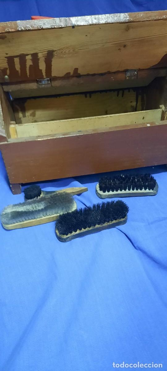 Antig&uuml;edades: CAJA DE MADERA DE LIMPIABOTAS CON 4 CEPILLOS DE &Eacute;POCA - Foto 6