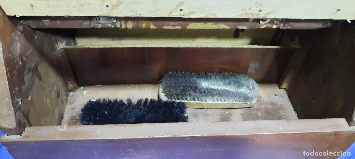 Antig&uuml;edades: CAJA DE MADERA DE LIMPIABOTAS CON 4 CEPILLOS DE &Eacute;POCA - Foto 7
