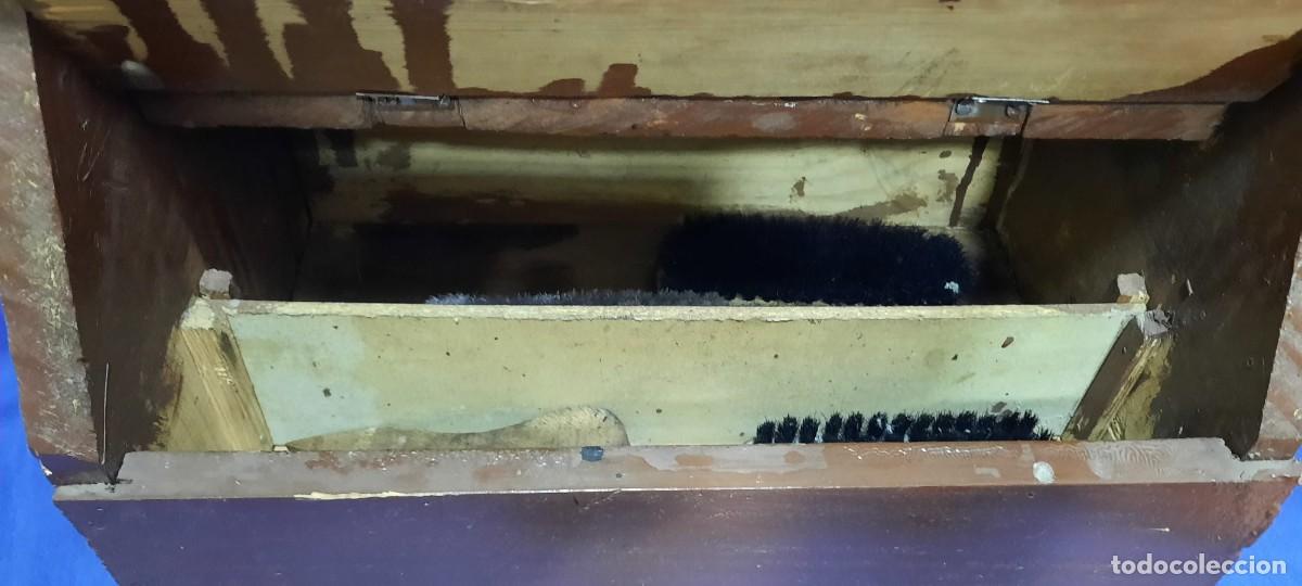 Antig&uuml;edades: CAJA DE MADERA DE LIMPIABOTAS CON 4 CEPILLOS DE &Eacute;POCA - Foto 8