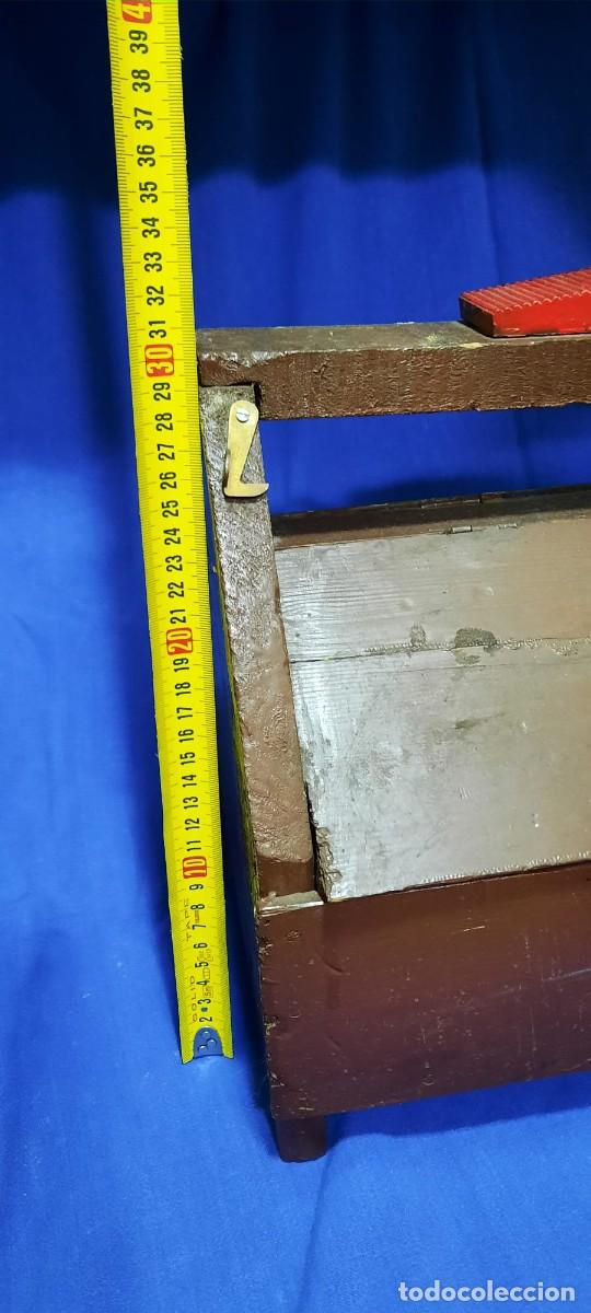 Antig&uuml;edades: CAJA DE MADERA DE LIMPIABOTAS CON 4 CEPILLOS DE &Eacute;POCA - Foto 9
