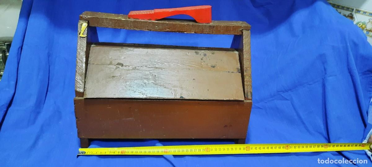 Antig&uuml;edades: CAJA DE MADERA DE LIMPIABOTAS CON 4 CEPILLOS DE &Eacute;POCA - Foto 1