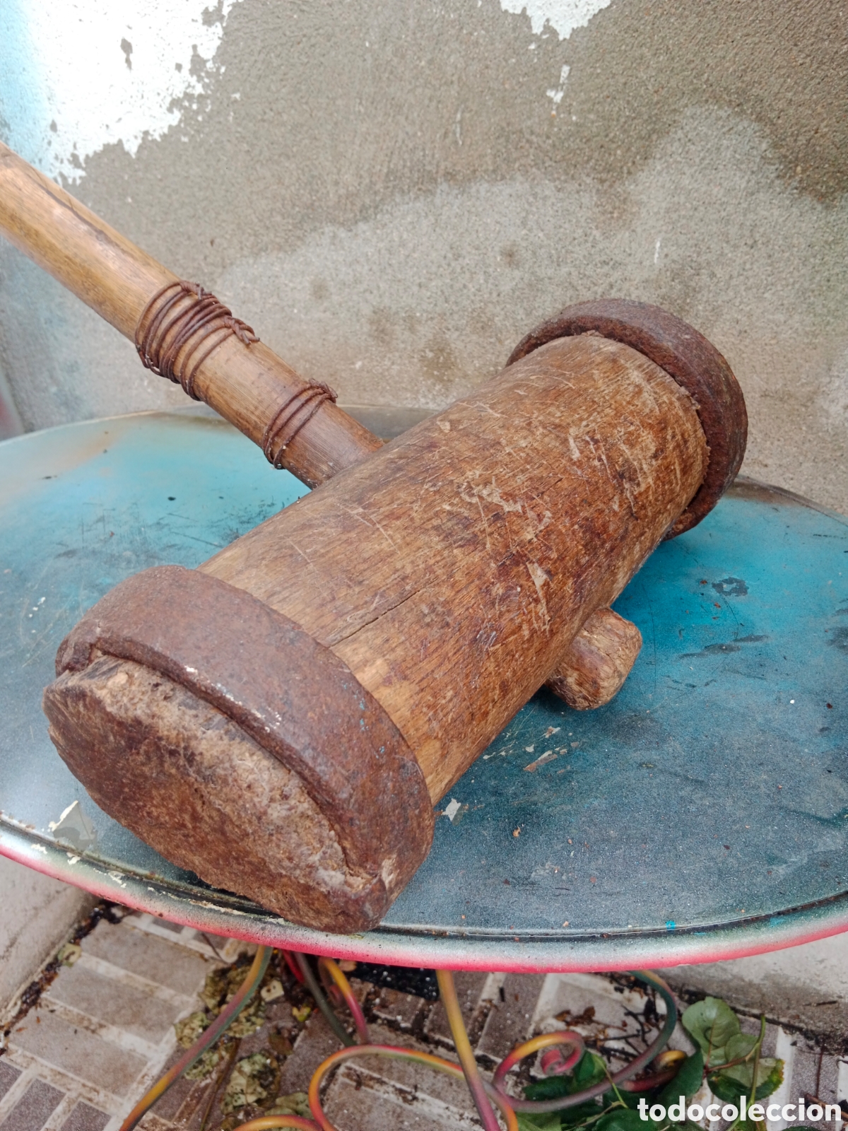 Antig&uuml;edades: Antigua Maza de Madera y Hierro forja..85x35 cm.