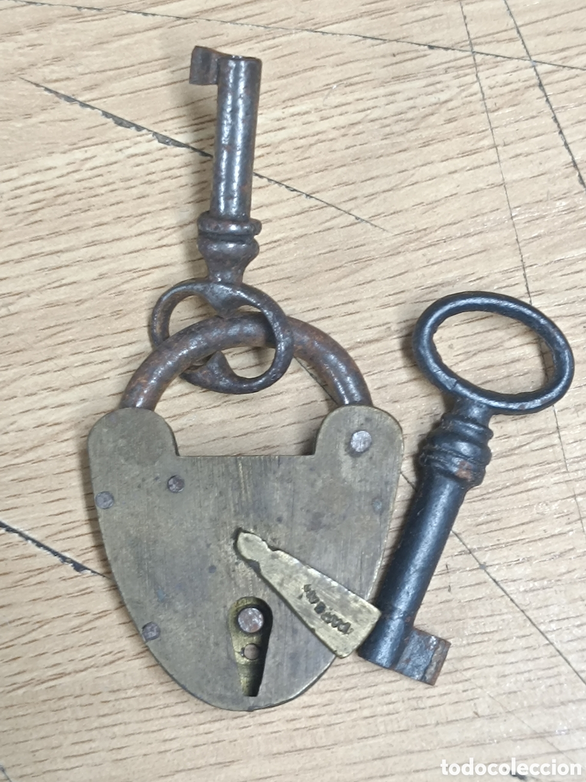 Antig&uuml;edades: ANTIGUO CANDADO CON DOS LLAVES METAL - Foto 1