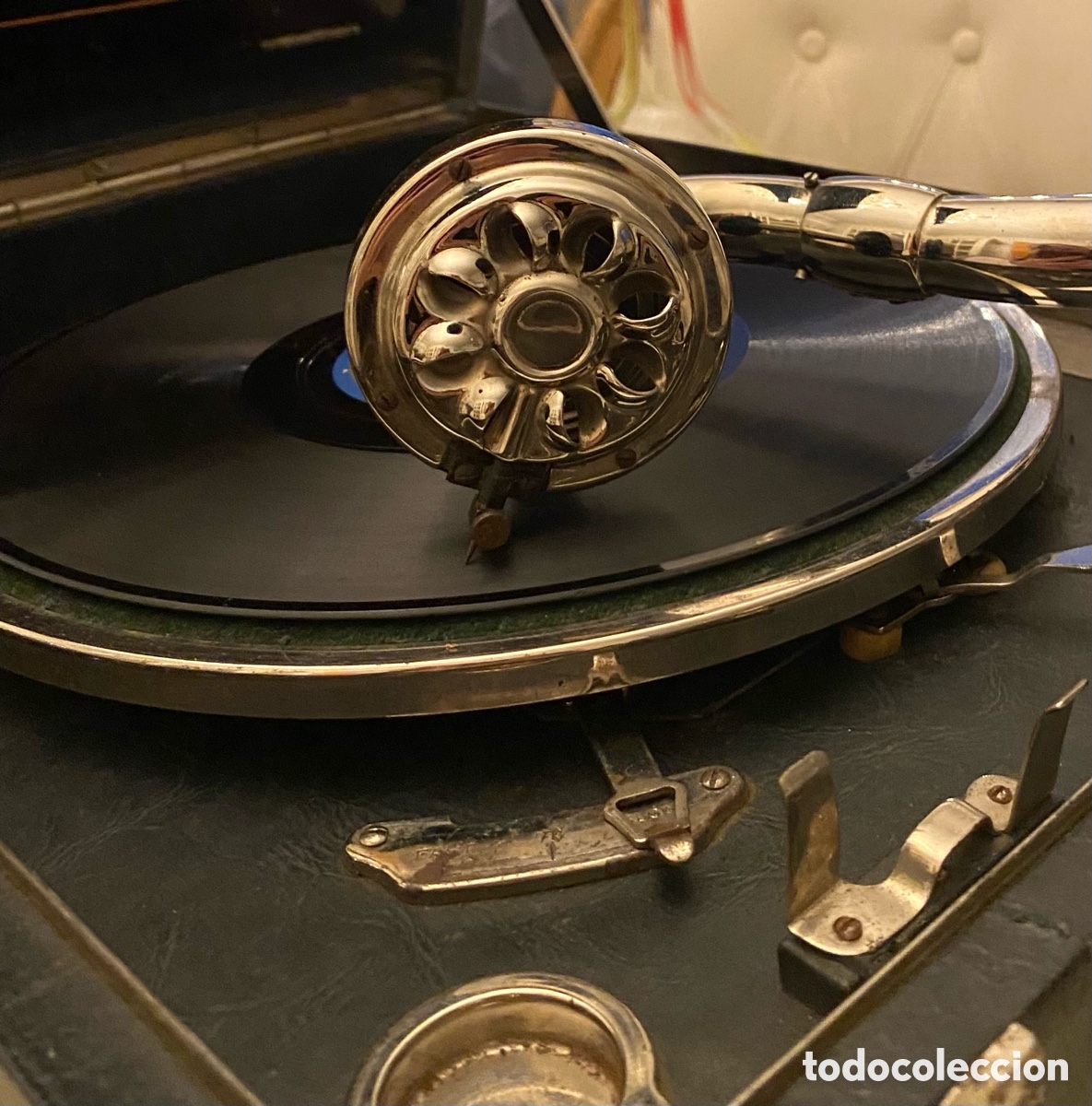 Antig&uuml;edades: Gram&oacute;fono antiguo de maleta - Foto 1